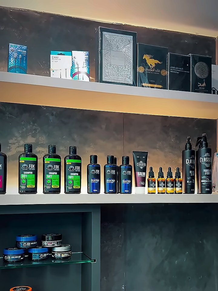 Prateleiras com shampoos, balms, óleos e pomadas