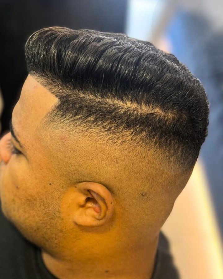 Corte com risca lateral e degradê alto