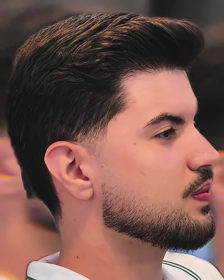 Topete penteado e barba desenhada, de perfil