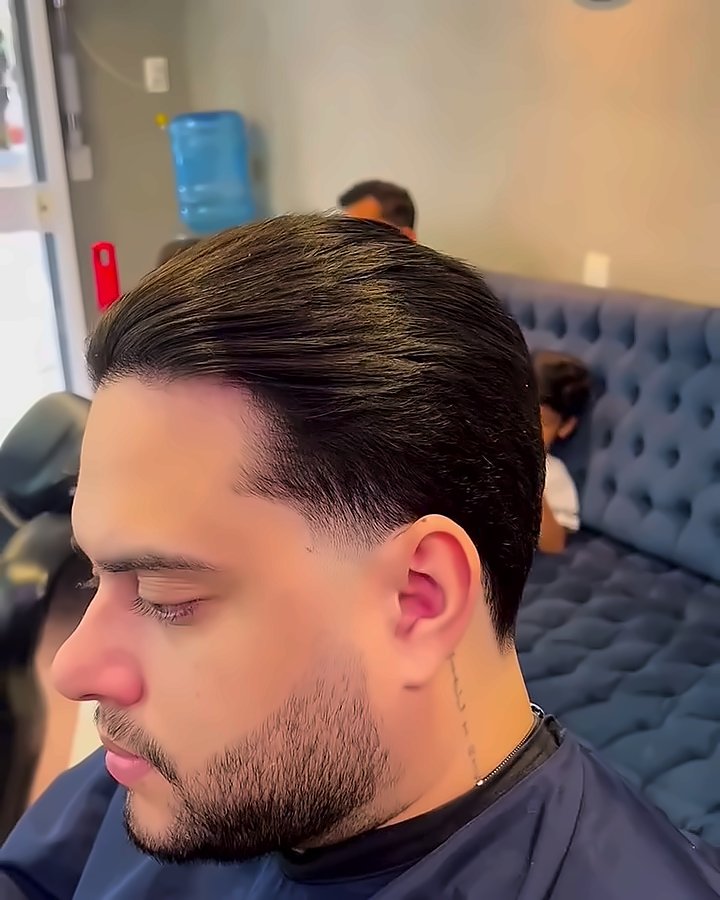 Cabelo liso penteado para trás depois da taninoplastia