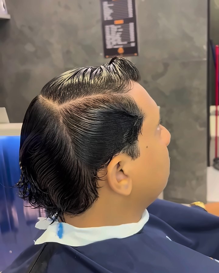 Corte penteado com risca, feito na tesoura